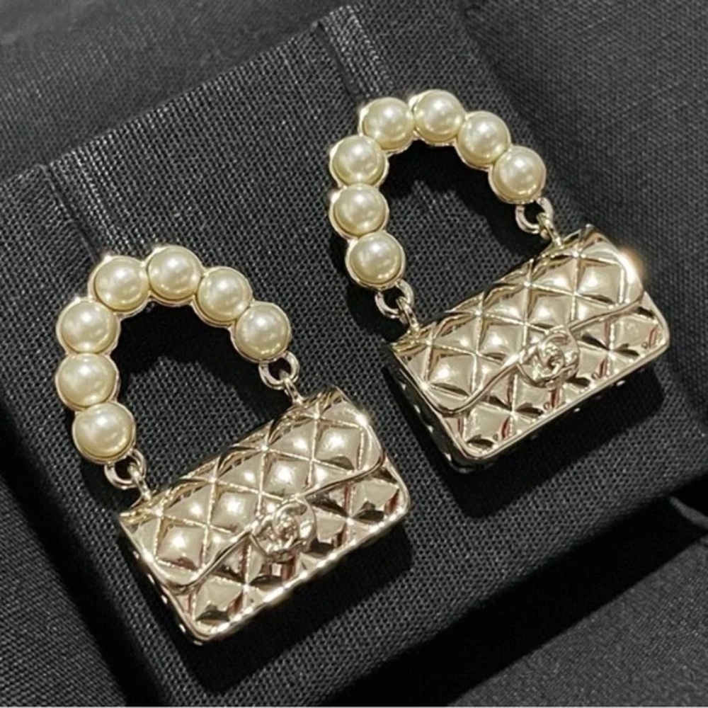New authentic CHANEL Pearly Quilted CC Flap Bag stud Earrings Gold color